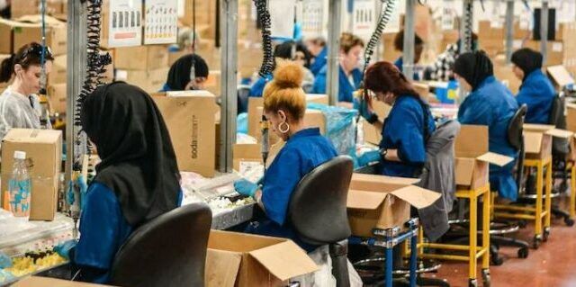 The United States remained the largest market for Egyptian garments, with exports rising by 12% year-on-year to USD 299 million, while Europe followed with a 43% increase, reaching USD 206 million in Q1.